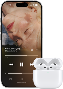 蓋の開いた充電ケースに入ったAirPodsの隣にiPhoneがある