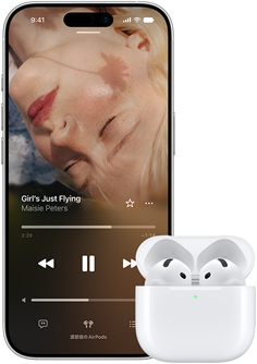蓋の開いた充電ケースに入ったAirPodsの隣にiPhoneがある