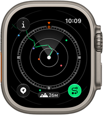 ナチュラルチタニウムケースのApple Watch Ultra 4。バックトレース機能でコンパスの方向とともに経路が表示されている。右側面の外観、Digital Crown、少し突き出たサイドボタン