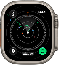 ナチュラルチタニウムケースのApple Watch Ultra 4。バックトレース機能でコンパスの方向とともに経路が表示されている。右側面の外観、Digital Crown、少し突き出たサイドボタン