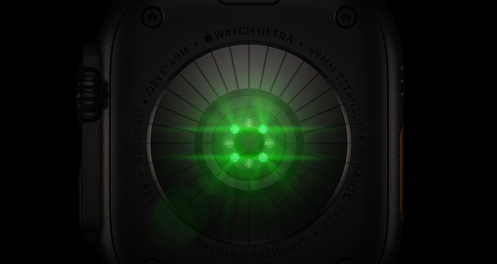 ブラックチタニウムケースのApple Watch Ultra 4の背面。複数の丸いセンサーが見えていて、緑色のLEDライトが光っている