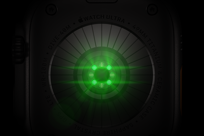 ブラックチタニウムケースのApple Watch Ultra 4の背面。複数の丸いセンサーが見えていて、緑色のLEDライトが光っている