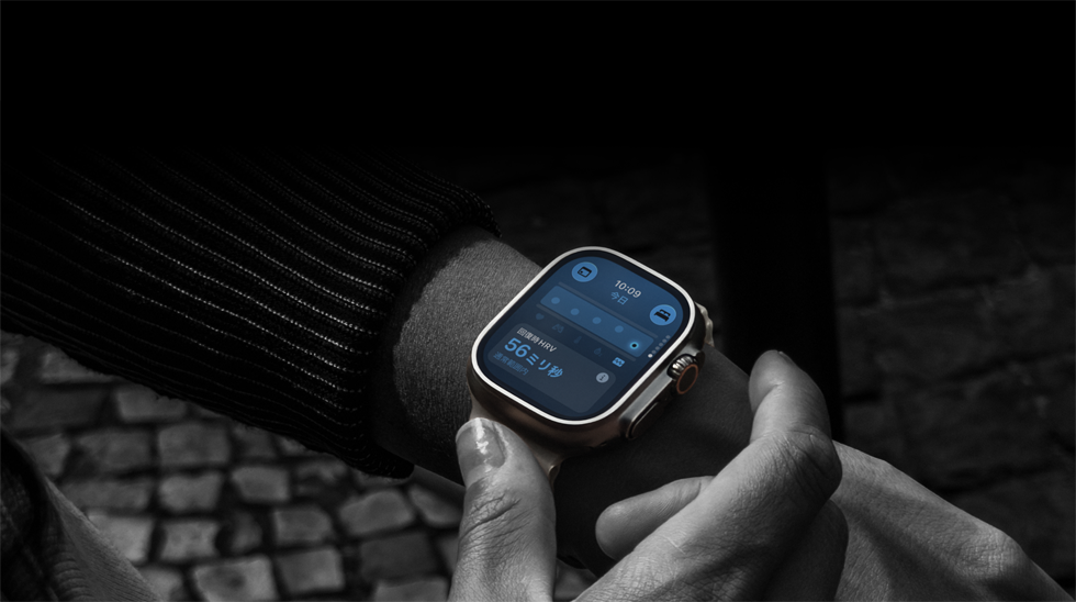 Apple Watch Ultra 4を手首に装着した人物。日中バイタル値が「わずかに範囲外」であることが示されている