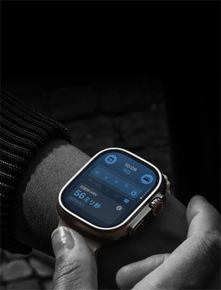 Apple Watch Ultra 4を手首に装着した人物。日中バイタル値が「わずかに範囲外」であることが示されている