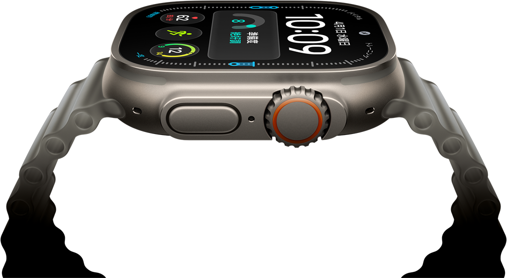 ナチュラルチタニウムケースのApple Watch Ultra 4。デジタル時計の文字盤に、準備度、心拍数、ワークアウト、気温のコンプリケーションが表示されている。右側面の外観にはDigital Crown、少し突き出たサイドボタンがあり、トランスルーセントグレイのオーシャンバンドが取りつけられている