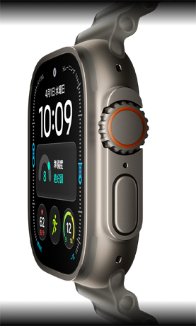 ナチュラルチタニウムケースのApple Watch Ultra 4。デジタル時計の文字盤に、準備度、心拍数、ワークアウト、気温のコンプリケーションが表示されている。右側面の外観にはDigital Crown、少し突き出たサイドボタンがあり、トランスルーセントグレイのオーシャンバンドが取りつけられている