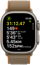 ナチュラルチタニウムケースのApple Watch Ultra 4。先進的な屋外ランニングワークアウトの測定値が表示されている。右側面の外観、Digital Crown、少し突き出たサイドボタン。サンドのトレイルループバンド