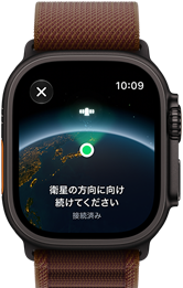 ブラックチタニウムケースのApple Watch Ultra 4。衛星通信接続。右側面の外観、Digital Crown、少し突き出たサイドボタン。バーガンディのアルパインループバンド