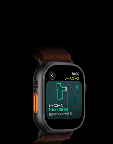 ブラックチタニウムケースのApple Watch Ultra 4。レースコース機能にランニングコースの地図が表示されている。左側面の外観にアクションボタンが見えている。バーガンディのアルパインループバンド付き