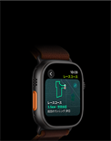 ブラックチタニウムケースのApple Watch Ultra 4。レースコース機能にランニングコースの地図が表示されている。左側面の外観にアクションボタンが見えている。バーガンディのアルパインループバンド付き