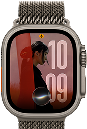 3つのApple Watch Ultra 4デバイス。1つはブラックチタニウムケースとトランスルーセントブラックのオーシャンバンドの組み合わせ。Siri AIで進行中の会話が表示されている。1つはナチュラルチタニウムケースとナチュラルのチタニウムミラネーゼループバンドの組み合わせ。文字盤にカスタマイズした写真とSiri AIのコンプリケーションが表示されている。もう1つはブラックチタニウムケースとバーガンディのトレイルループバンドの組み合わせ。Siri Recapが表示されている