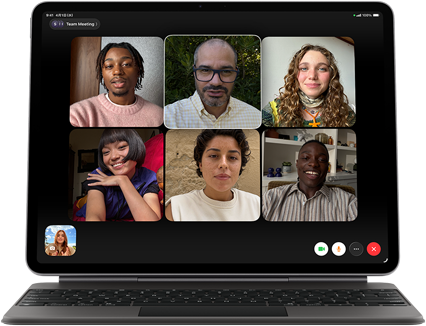 ブラックのMagic Keyboardに取りつけられたiPad Air。画面にはグループFaceTime通話が表示されている