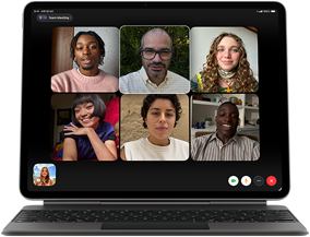 ブラックのMagic Keyboardに取りつけられたiPad Air。画面にはグループFaceTime通話が表示されている