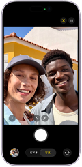 iPhone 17の前面の外観。写真のセンターフレーム機能が表示されている