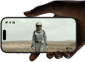 手に持った横向きのiPhone 17 Pro、カラーはシルバー、オールスクリーンのディスプレイでビデオが再生されており、長持ちするバッテリーを示している