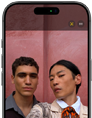 iPhone 17 Pro、前面のスクリーン、写真のセンターフレーム機能を使い、全員の顔を認識させてグループセルフィーを撮っている様子