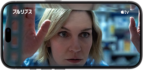 横向きのiPhone 18 Pro。窓から外を見ている女性のクローズアップが表示されている。シリーズタイトル:プルリブス