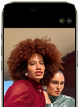 iPhone Air、前面の外観。写真のセンターフレーム機能を使用している様子