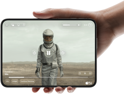 iPhone Duoを片手で持っている。横向きで完全に開いた状態。インナーディスプレイにApple TVの番組「サイロ」が表示されている