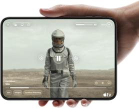 iPhone Duoを片手で持っている。横向きで完全に開いた状態。インナーディスプレイにApple TVの番組「サイロ」が表示されている