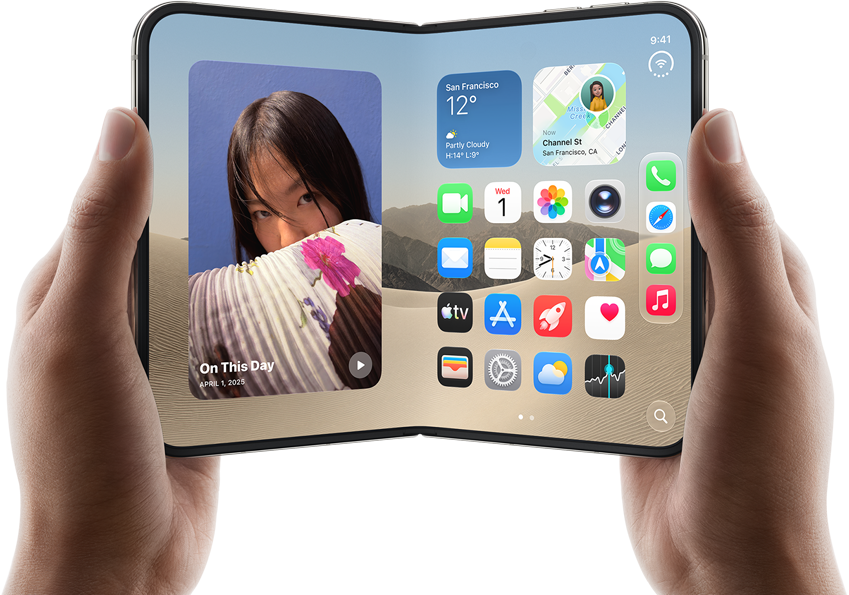 スターホワイトのiPhone Duo。開いた状態で横向きに両手で持っている。インナーディスプレイには、左側に写真、右側にアプリが表示されている