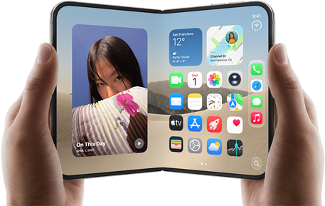 スターホワイトのiPhone Duo。開いた状態で横向きに両手で持っている。インナーディスプレイには、左側に写真、右側にアプリが表示されている