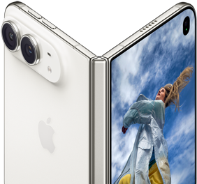 本のように途中まで開いた状態のiPhone Duo、中央にヒンジの構造が見える。左側の外側の背面パネルにはAppleのロゴとデュアルカメラがあり、右側のアウターディスプレイには金髪の人物のポートレート写真が表示されている