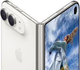 本のように途中まで開いた状態のiPhone Duo、中央にヒンジの構造が見える。左側の外側の背面パネルにはAppleのロゴとデュアルカメラがあり、右側のアウターディスプレイには金髪の人物のポートレート写真が表示されている
