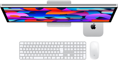 Studio Displayの下に収納されたMac mini、テンキー付きMagic Keyboard、Magic Mouse