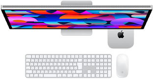 Studio Displayの下に収納されたMac mini、テンキー付きMagic Keyboard、Magic Mouse