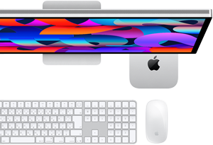 Studio Displayの下に収納されたMac mini、テンキー付きMagic Keyboard、Magic Mouse
