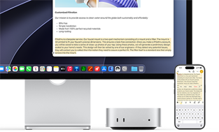 Studio Displayの下に収納されたMac miniの前面。Mac miniとStudio Displayの右側にiPhoneが置かれている。iPhoneの画面の上部でテキストが選択され、カット、コピー、ペースト、自動入力コマンドが表示されている。Studio Display上でも同じテキストがハイライトされており、ユニバーサルクリップボードを使っている様子を示している