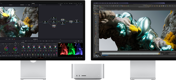 Mac Studioの左右に1台ずつ置かれたStudio DisplayモニタとStudio Display XDRモニタ。アーティストのワークスペース、3Dモデルのソフトウェアとツールが表示されている