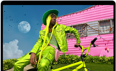 MacBook AirのLiquid Retinaディスプレイが見えている