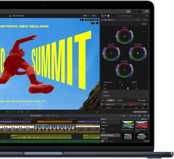 MacBook Airの画面の一部。M5チップの性能を示す、ビデオ編集の様子が映し出されている