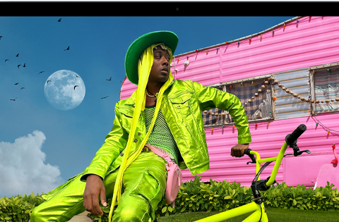 MacBook AirのLiquid Retinaディスプレイが見えている