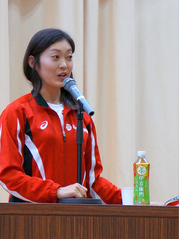 岡田久美子選手が地元埼玉県上尾市の中学校を訪問！