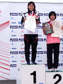 1位で表彰台に登る岡田久美子選手
